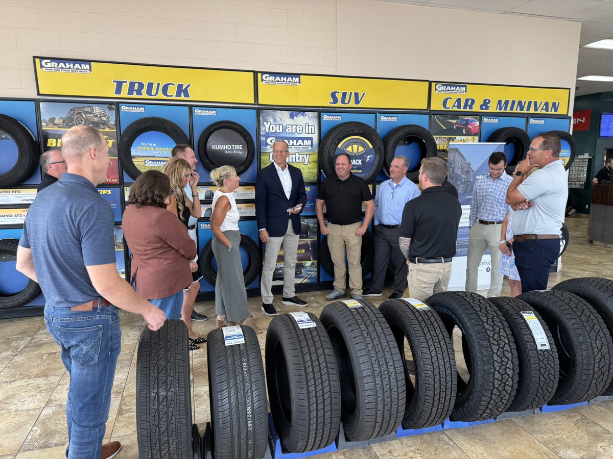 LeaderJohnThune's tweet photo. Honored to receive the Hero of Main Street Award today at Graham Tire in Sioux Falls. Small businesses are the backbone of our communities, and I will continue to do all I can to help them grow and thrive. https://t.co/Etwpt6xtju