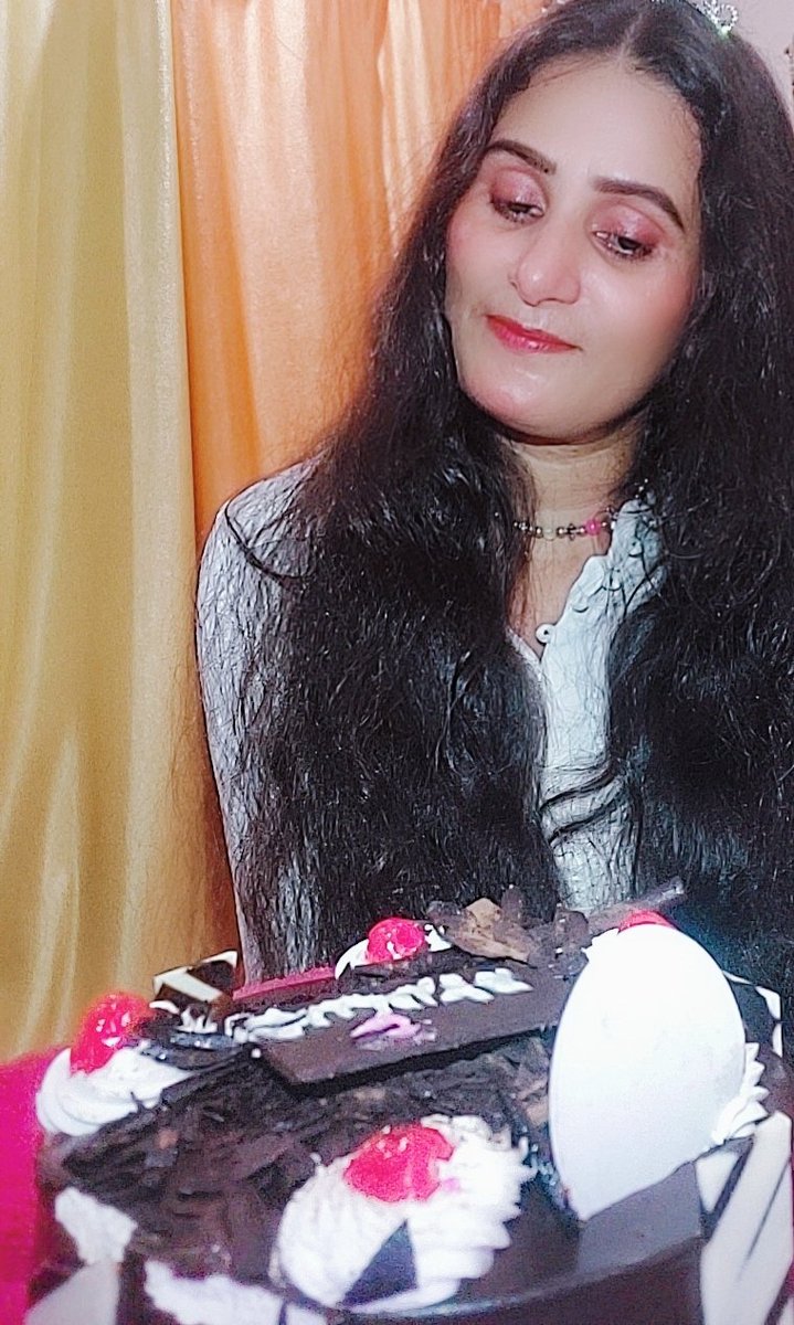 iamswarasharma's tweet photo. 🍰🍫🎂🍫Beautiful moments, cute birthday vibes - my heart is so full of happiness."*🌌🌈���️💞 https://t.co/sNuocmoXeQ