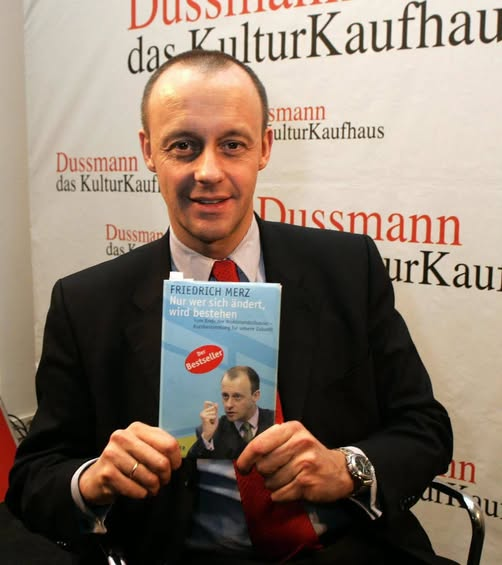 TobiasA16097961's tweet photo. Kennt ihr die Geschichte noch?
2004 verlor Friedrich Merz, damals stellvertretender Vorsitzender der CDU/CSU-Bundestagsfraktion, sein Notebook. Ein obdachloser Straßenzeitungsverkäufer fand es gemeinsam mit einem Freund und gab es zurück. Darauf befanden sich Telefonnummern zahlreicher Spitzenpolitiker – darunter Schröder, Merkel, Stoiber und Waigel.
Merz bedankte sich mit einem Exemplar seines eigenen Buches:
„Nur wer sich ändert, wird bestehen. Vom Ende der Wohlstandsillusion.“
Man muss sich das einmal vorstellen: Ein Mann, der selbst kaum etwas besitzt, findet ein Notebook mit sensiblen Daten und gibt es ehrlich zurück. Und ein wohlhabender Spitzenpolitiker schenkt ihm dafür ein Buch über das Ende der „Wohlstandsillusion“.
Kein Geld. Keine konkrete Hilfe. Nicht einmal die Frage: Was könnte ich für diesen Menschen tun?
Mich stört an dieser Geschichte nicht der Wert des Geschenks. Mich stört die Haltung dahinter. Diese fast schon demonstrative Empathielosigkeit gegenüber einem Menschen, der ganz unten angekommen war.
Und genau da wird aus der Anekdote Politik.
Wer wenig hat, soll länger arbeiten, verzichten, sich einschränken und bloß keine zu großen Ansprüche stellen. Wer sehr viel hat, wird wesentlich vorsichtiger angefasst. Vermögen, Erbschaften, Privilegien – da endet die Lust an der Zumutung erstaunlich schnell.
Nach unten Härte. Nach oben Rücksicht.
Und genau diesen Friedrich Merz hat dieses Land zum Bundeskanzler gemacht.
Das beschäftigt mich fast noch mehr als die Geschichte selbst. Denn Merz macht aus seiner Haltung kein Geheimnis. Man kann wissen, wofür er steht.
Warum also wählen Menschen eine Politik, die ihnen Härte als notwendige Vernunft verkauft, während ganz oben Besitz und Privilegien geschont werden?
Über 20 Jahre später liegt dieses Buch immer noch wie ein Symbol auf dem Tisch:
„Nur wer sich ändert, wird bestehen.“
Friedrich Merz hätte bei sich selbst anfangen können.
#Merz #Empathie #Neoliberalismus #SozialeGerechtigkeit #Ungleichheit #Klassenpolitik