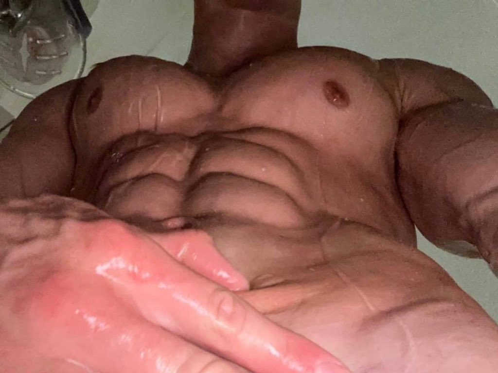victoreidexx's tweet photo. Get wet with me 😈 https://t.co/krEgrxXpyu