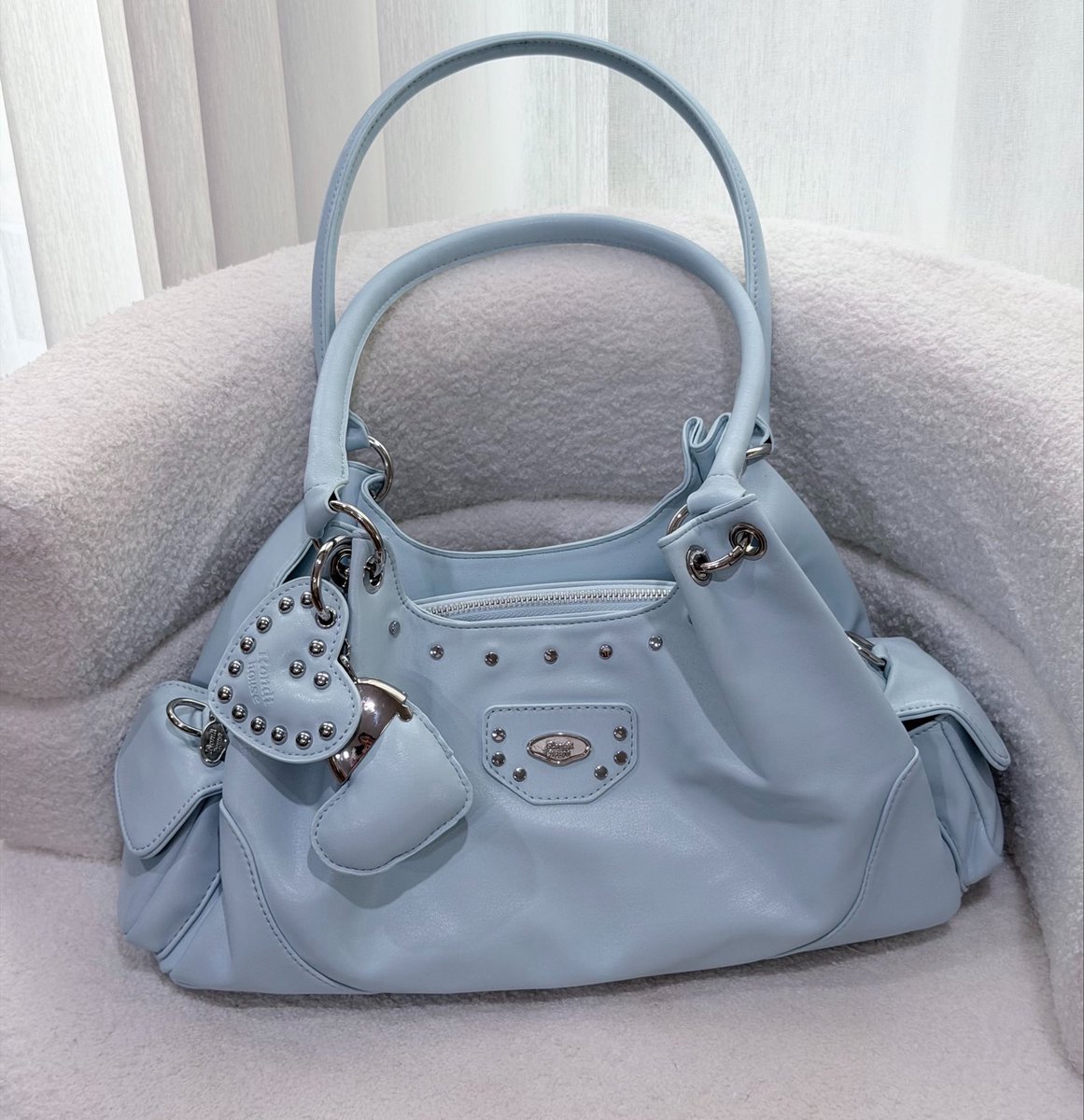 PPIMMYY's tweet photo. ยกให้เป็นกระเป๋า Everyday Bag ใบโปรดตอนนี้! Rondi รีสต๊อกแล้วน้าา ✨ ดีไซน์วินเทจเก๋ๆ แต่งหมุดบวกพวงกุญแจหัวใจ เพิ่มความหวานซ่อนเท่ สะพายเข้าได้กับทุกชุด ที่ชอบสุดคือฟังก์ชั่น! ช่องเยอะมากกก แบ่งเก็บของเป็นระเบียบ มีซิปกลางกันของหล่น สายแบกของจุใจแน่นอน ใครเล็งไว้อยู่ต้องรีบสอยแล้ว