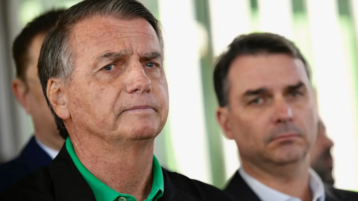 Ivanzera14's tweet photo. O FILHO PEDE DINHEIRO PRO VORCARO.
O PAI CHAMA O XANDÃO PRA SER VICE.

ESSA FAMÍLIA QUE VAI COMBATER O STF? https://t.co/9xMEgyOP8U