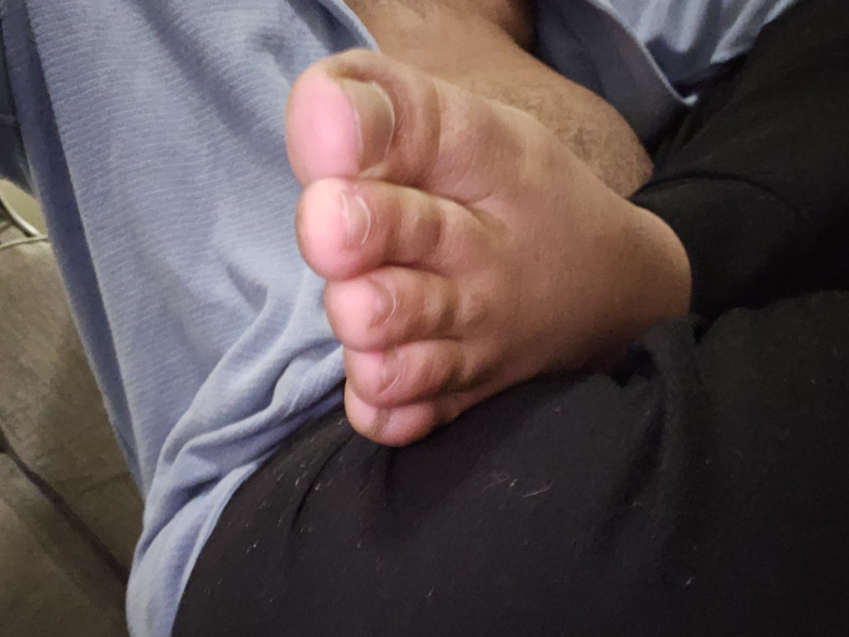 ChunkyPads's tweet photo. My Chunky toes while smoking some 🌲 after work, stinkier than yesterday lol 😌🙈 #MeatyFeet #ChubbyFeet #WideFeet #MaleSoles #FootFetish #BearFeet #Toes https://t.co/hTEQo8t3lN