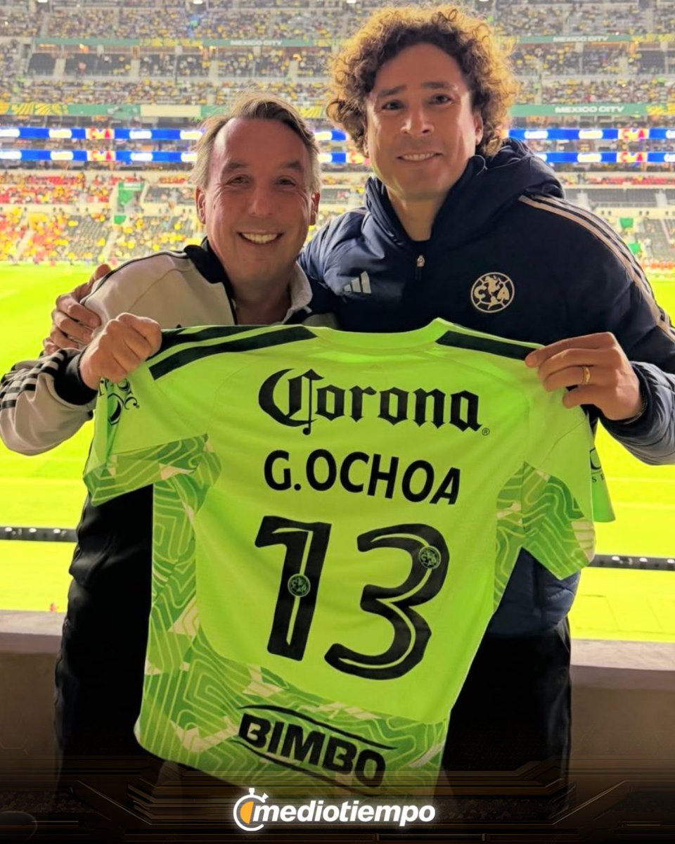 mediotiempo's tweet photo. ¡SANTOS BACALAOS, ES EL JEFE! 🫡🦅

Guillermo Ochoa presumió su visita a las Águilas del América en el Estadio Banorte, en donde se reencontró con Emilio Azcárraga, quien le dio un regalo muy especial 💛💛🦅

https://t.co/srwemulL79 https://t.co/qCwZs3uEv8