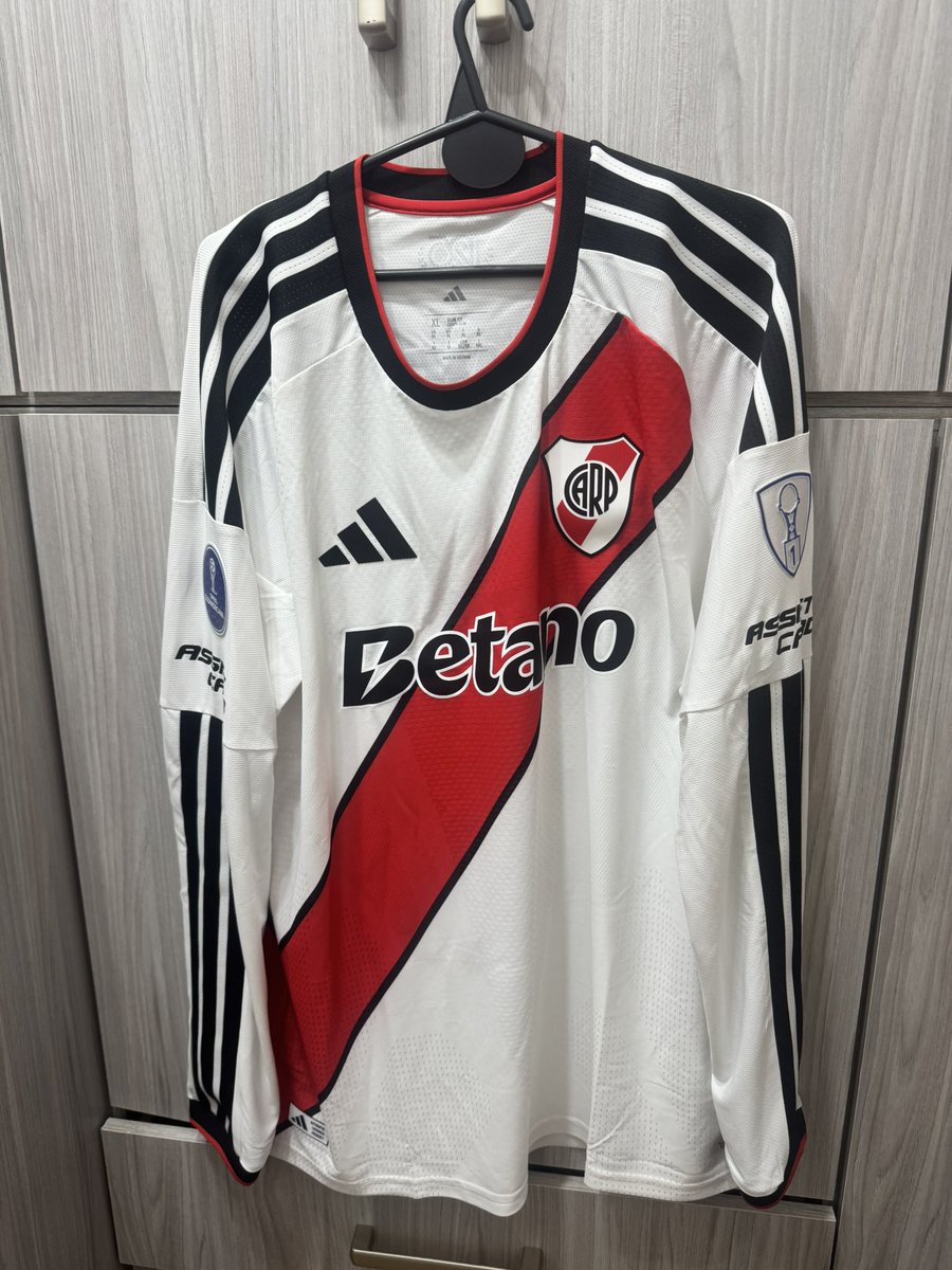 Festevez21_'s tweet photo. La SUPERIORIDAD ESTÉTICA de las camisetas mangas largas es TOTAL 🐔🎩 https://t.co/q0wLvqIM3v