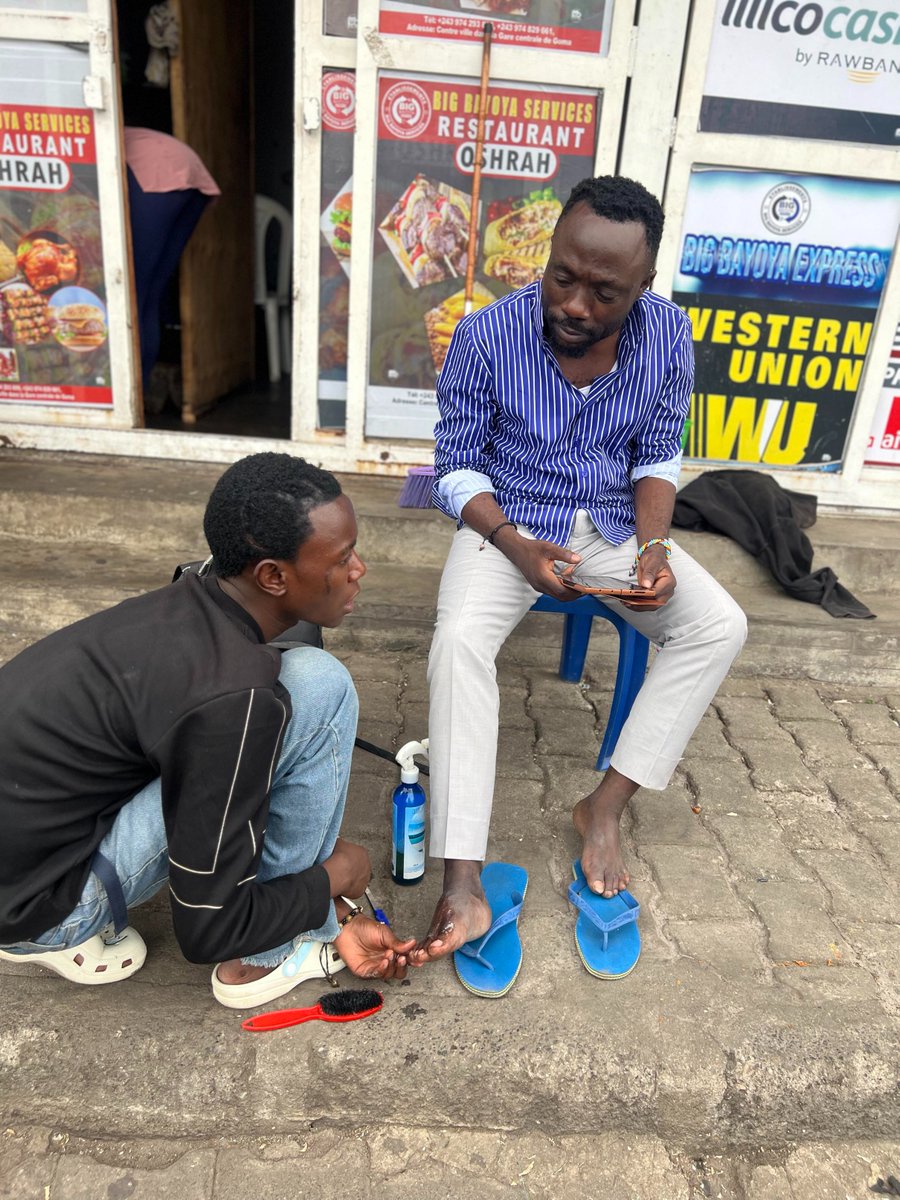 l_jimanel's tweet photo. Ce jeune m’a demandé 2 000 fc.
Je lui ai remis 50 000 fc. puis je lui ai proposé une mission : transformer sa compétence en revenus pour 10 autres jeunes.

À Goma, j’étais dans une agence de voyage pour acheter mon billet. Téléphone à la main, je coordonnais plusieurs projets avec mes équipes de Kalehe et Kabare.

Un jeune homme s’approche :

« Boss, je peux nettoyer vos pieds et arranger vos ongles ? »

Je lui réponds :

« Ne m’appelle pas Boss. Appelle-moi collègue entrepreneur. »

Dans les années 2010, ici même à Goma, moi aussi j’ai fait de petits boulots pour avancer. Je connais ce combat : se lever sans salaire garanti, chercher des clients et continuer malgré tout.

Ses tarifs :

2 000 FC pour les ongles.
5 000 FC pour le soin complet.

Je n’en avais même pas besoin. Je sortais de l’hôtel, en babouches. Mais j’ai accepté.

Dans une économie sous pression, acheter dignement le service d’un jeune vaut parfois mieux que dix conférences sur “l’emploi des jeunes”.

À la fin, il me restait 50 000 FC. J’ai demandé à mon assistant de les lui remettre et de prendre son contact.

50 000 FC = 10 prestations à 5 000 FC.

Mais je ne voulais pas financer une journée.

Je voulais identifier une compétence.

Mon idée : amener ce jeune à Kabare et Kalehe pour former au moins 10 autres jeunes aux soins esthétiques et d’hygiène des pieds, puis les accompagner sur quatre éléments : matériel, hygiène, tarification et acquisition de clients.

Regardons les chiffres.

4 clients/jour × 4 000 FC × 26 jours = 416 000 FC de chiffre d’affaires mensuel potentiel par jeune.

Pour 10 jeunes : 4 160 000 FC d’activité économique potentielle par mois.

Ce n’est pas un salaire garanti.
C’est une projection commerciale.

Mais elle démontre une chose : une compétence apparemment « petite » peut devenir une véritable activité économique lorsqu’on lui ajoute méthode, équipement et marché.

Le problème de notre jeunesse n’est pas seulement le manque d’emplois.

C’est aussi notre obsession du bureau, du badge et du salaire mensuel comme seules preuves de réussite.

Un emploi peut faire vivre une personne.

Une compétence transmissible peut créer 10 entrepreneurs.

Et 10 petites activités peuvent soutenir plusieurs familles.

Je ne lui ai pas promis un poste.

Je lui ai proposé de devenir formateur.

Voilà le développement que je veux voir à Kabare et Kalehe : identifier ce que les jeunes savent déjà faire, professionnaliser ces compétences, les transmettre et créer de petites unités économiques locales.

Ce n’est pas de la charité.
C’est de l’ingénierie économique locale.

Le développement ne commence pas toujours avec 100 000 dollars, un véhicule de projet et un grand bureau.

Parfois, il commence avec une brosse, un flacon, une compétence, 50 000 FC… et quelqu’un qui décide de voir un entrepreneur là où les autres ne voient qu’un jeune qui cherche 2 000 FC.

Si cette première cohorte fonctionne, nous étendrons le modèle à d’autres métiers de proximité.

Je préfère contribuer à faire naître 10 activités réelles que promettre 1 000 emplois imaginaires.

Question aux dirigeants, ONG et entreprises :

combien de compétences locales avez-vous réellement transformées en revenus durables cette année ?

━━━━━ ✦ ✧ ✦ ━━━━━
↳ Si tu me découvres, je suis Jimanel LWIGULIRA.
Coach et Consultant RH.

→ Déjà +500 Professionnels RH formés et 50 entreprises accompagnées