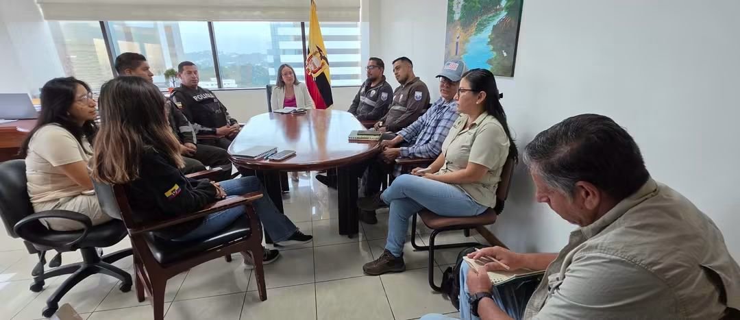 MAE_Zonal5's tweet photo. 🐾 Fortalecemos acciones para proteger la vida silvestre.
#Guayaquil| La Directora Zonal 5, #BerenicePontón, mantuvo una reunión de trabajo con técnicos de Bosques y Vida Silvestre, representantes de la #UPMA y #UNIDCAN de @PoliciaEcuador, y Guardaparques de El Salado. https://t.co/QdifwRXXBR