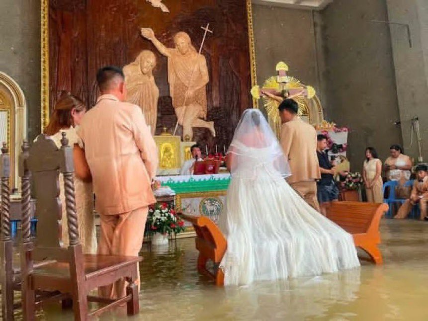univerz_daily's tweet photo. Hawaiian couples gets married in Catholic church despite hip-deep floodwaters, love always wins 💐💍 https://t.co/30nGt3s6nn