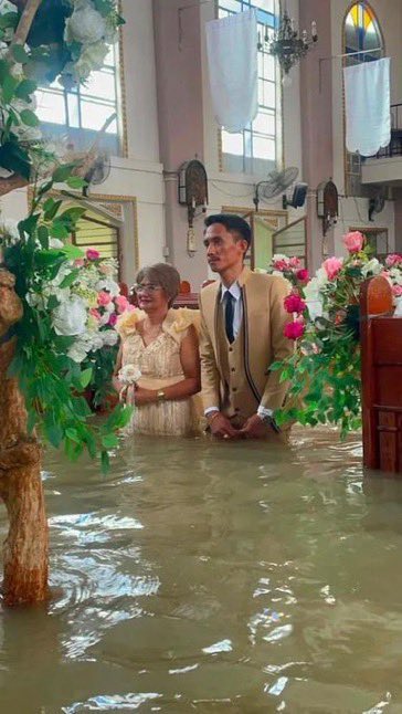 univerz_daily's tweet photo. Hawaiian couples gets married in Catholic church despite hip-deep floodwaters, love always wins 💐💍 https://t.co/30nGt3s6nn