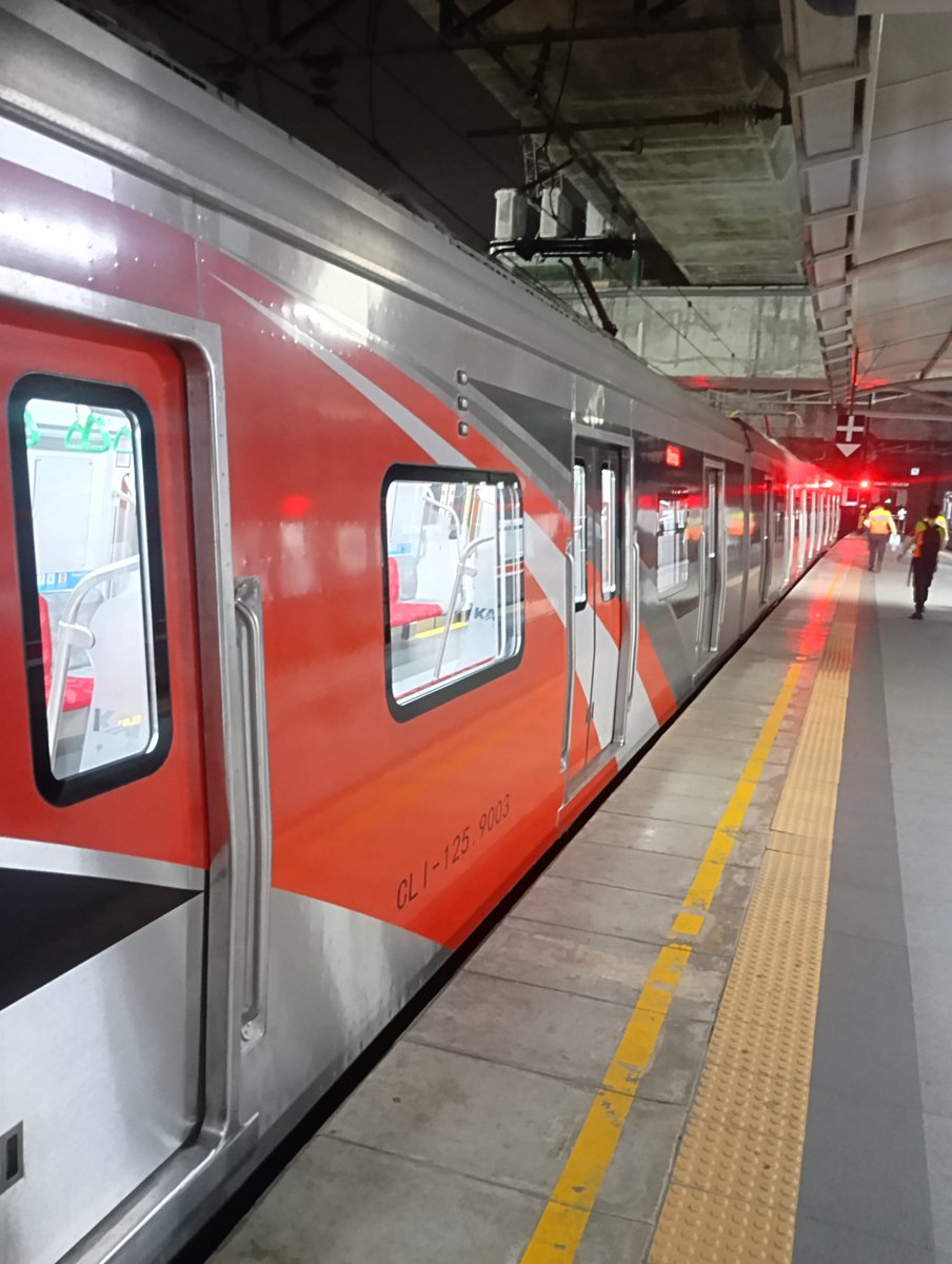 CharacterofR's tweet photo. @CommuterLine Masinis lu ngantuk ya sampe telat 7 menit https://t.co/Mi4yqmxU5g