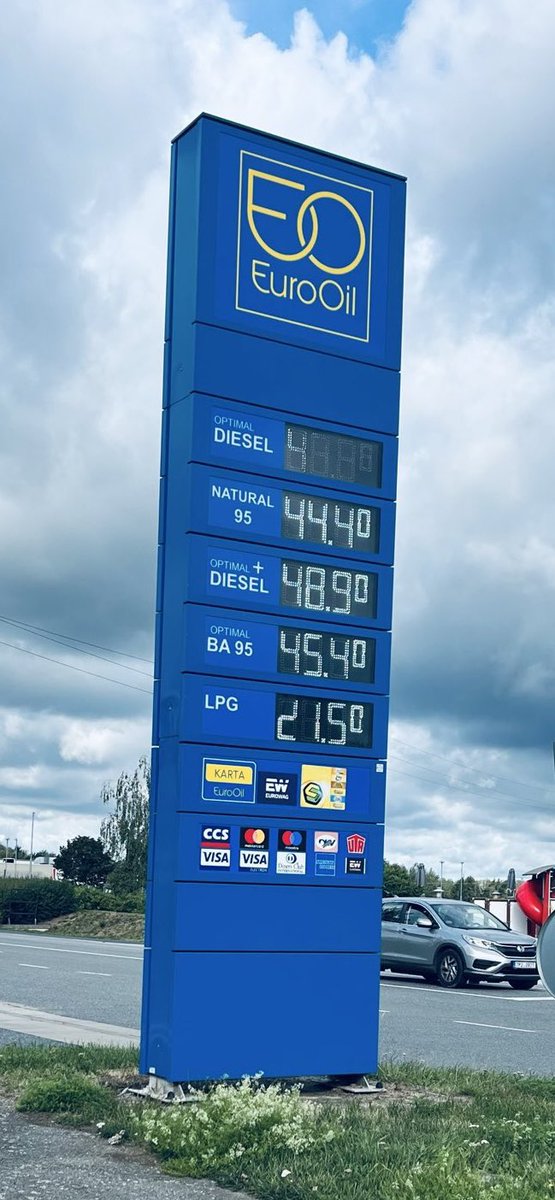 JiriMelda's tweet photo. Nafta za 48,- a nikdo nestávkuje? Takže předtím to bylo účelové a zaplacené divadlo? No, tak myslím si, že teď už nikdo zemědělcům věřit nebude. https://t.co/Ukw1CC83nd
