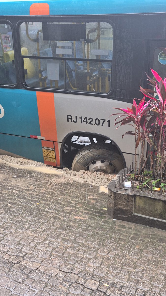 Mullet20004's tweet photo. Quando teu dia tá bom mas teu ônibus atola tu fica FUDIDO na chuva e anda 4 km na chuva pra chave em casa https://t.co/lzcBkgRm8b