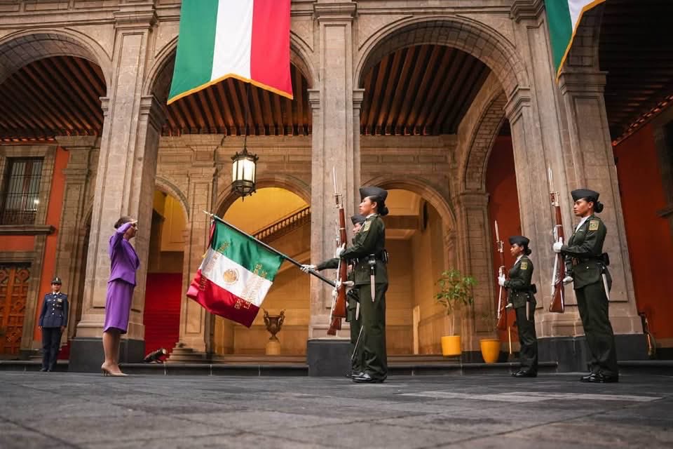 Carlos_UlloaP's tweet photo. Hoy tuve el honor de acompañar a nuestra Presidenta @Claudiashein en la presentación de su Segundo Informe de Gobierno.

Un importante ejercicio de rendición de cuentas que muestra los avances alcanzados durante este segundo año de trabajo, así como de los retos que tenemos por delante para seguir construyendo un México con bienestar, justicia social y mayores oportunidades para todas y todos.

Desde nuestra responsabilidad, refrendamos el compromiso de seguir trabajando con dedicación y responsabilidad para contribuir a esta transformación.

Seguimos avanzando por el bienestar de México. 🇲🇽

#HonestidadYResultado #2InformeDeGobierno  #ClaudiaDaResultados