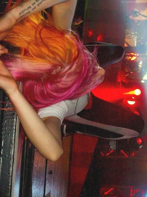 margaretasylum's tweet photo. IF YOU’RE IN LINE FOR PINK &amp; ORANGE HAYLEY STAY IN LIVE https://t.co/rMlX0EjP14