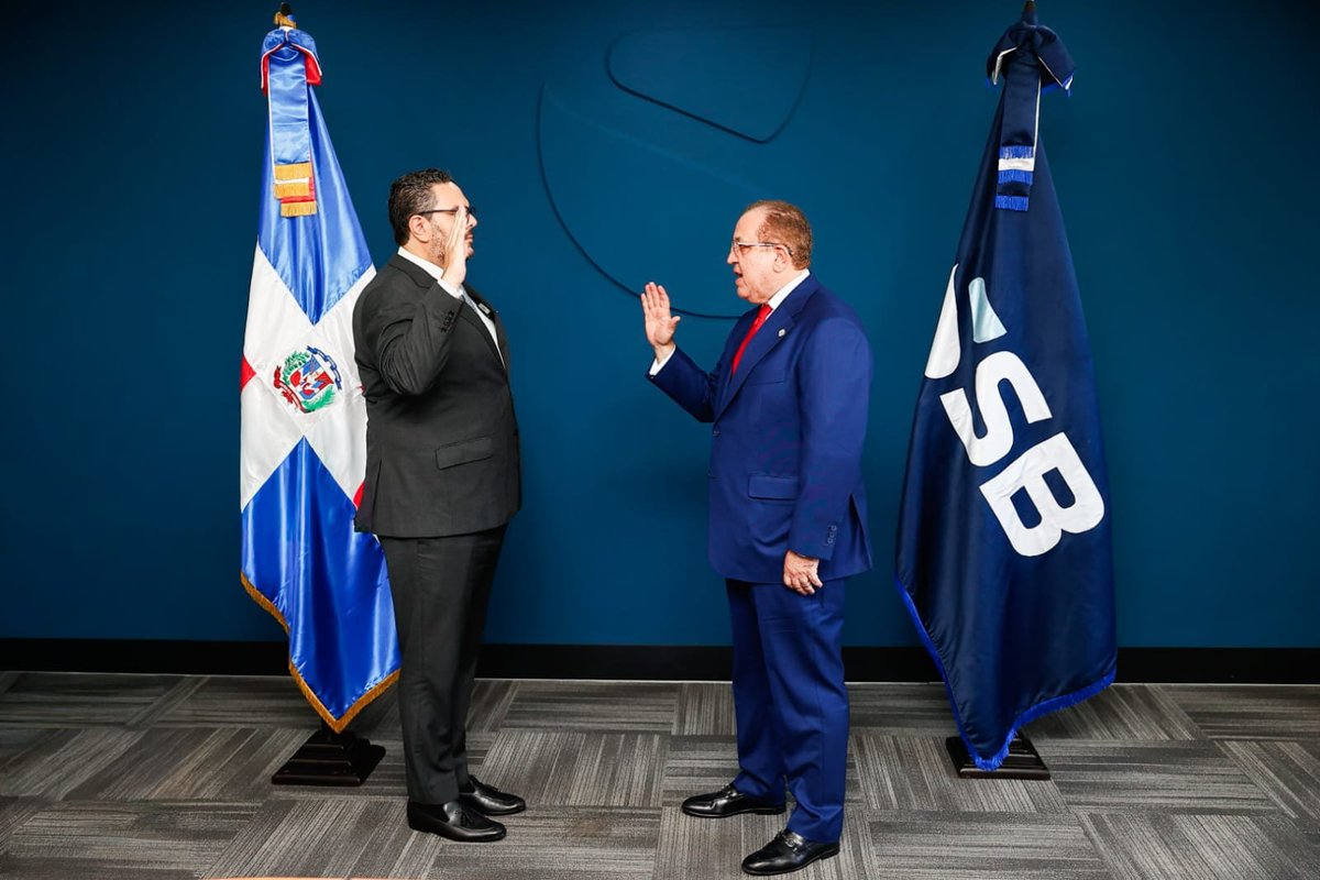 ALBERTOCAMINERO's tweet photo. El ministro de Hacienda y Economía, Magín Díaz, juramentó a Enmanuel Cedeño Brea como nuevo superintendente de Bancos, designado mediante el Decreto 606-26.

Cedeño Brea sustituye a Alejandro Fernández W., quien estuvo al frente de la institución durante seis años. https://t.co/Ny67hxd4XQ