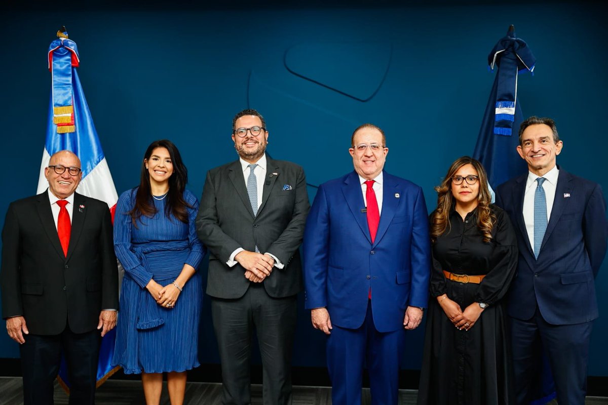 ALBERTOCAMINERO's tweet photo. El ministro de Hacienda y Economía, Magín Díaz, juramentó a Enmanuel Cedeño Brea como nuevo superintendente de Bancos, designado mediante el Decreto 606-26.

Cedeño Brea sustituye a Alejandro Fernández W., quien estuvo al frente de la institución durante seis años. https://t.co/Ny67hxd4XQ