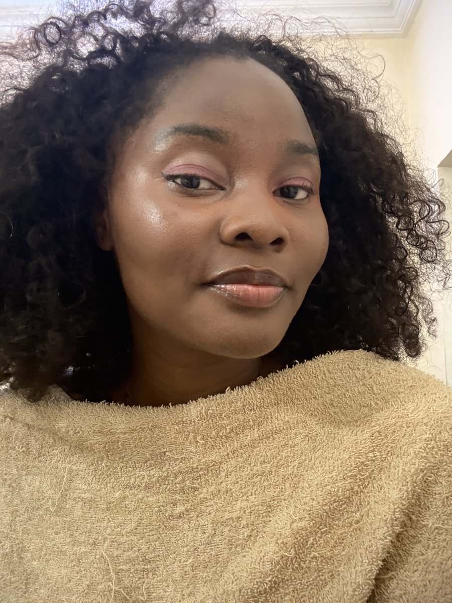 chilowe_f's tweet photo. I’m tired of telling my makeup artist this kind of makeup looks better on me 😭 I don’t want to be looking like one Egyptian god please 🤦🏽‍♀️😂 Abeg, I said soft glam, not “bring the camel, we’re going to Egypt.” 😭😭 https://t.co/5VlgeDeMLI