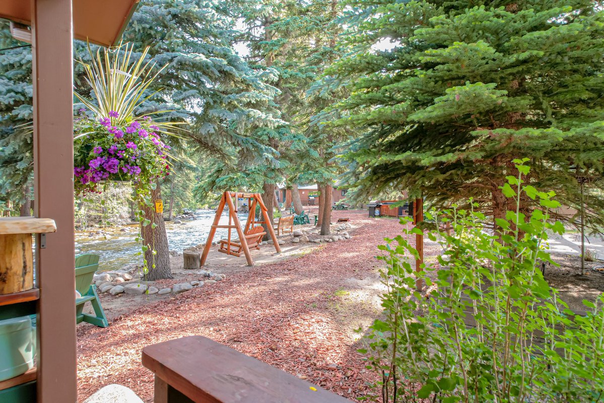 WelcomeEstes's tweet photo. When we say riverside, we mean RIGHT. ON. THE. RIVER. 🌲🏞️
Book a cabin in Estes Park where the river isn’t just part of the view, it’s right outside your door. Spend the day relaxing by the water, cooling off with friends, or casting a line! 🎣

🏔https://t.co/qviLMLuJQC https://t.co/2p73zWRmxO