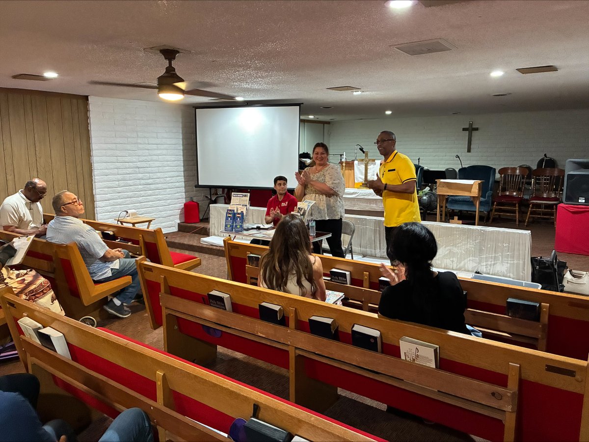 KateMcGeeAZ's tweet photo. Last night was another great evening of a community coming together to share safety updates and current events. Thank you to neighborhood leader extraordinaire Jeff Spellman, Grand Canyon University, and the Ocotillo Glen neighborhood Association for your work in the area. https://t.co/Kks4Y0Pz9x