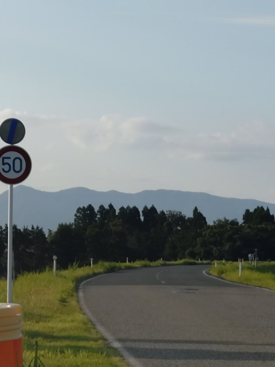 Ne10atuatu's tweet photo. 指定速度が無くなり、中央線が薄く消え掛けてますが、消えたら30キロ制限なのか？
ちゃんと引き直しする計画や予算はあるのか？ https://t.co/SWBxN422UI