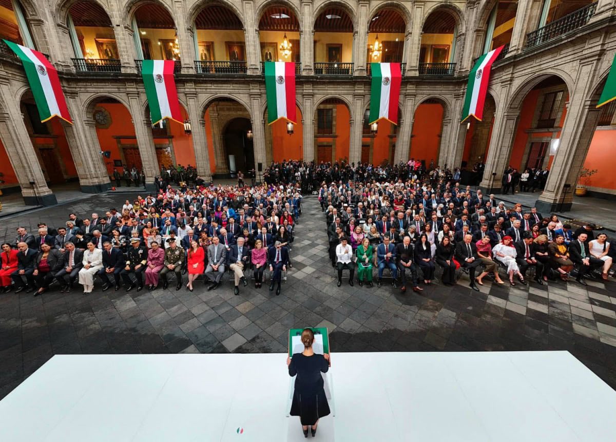 marcelcarrillog's tweet photo. Hubiera sido una buena oportunidad para que la DEA hiciera un operativo en Palacio Nacional: con motivo del segundo informe de gobierno de Claudia Sheinbaum, ya estaban todos los narcotraficantes reunidos en un mismo lugar. https://t.co/Wg6EGVwzYn