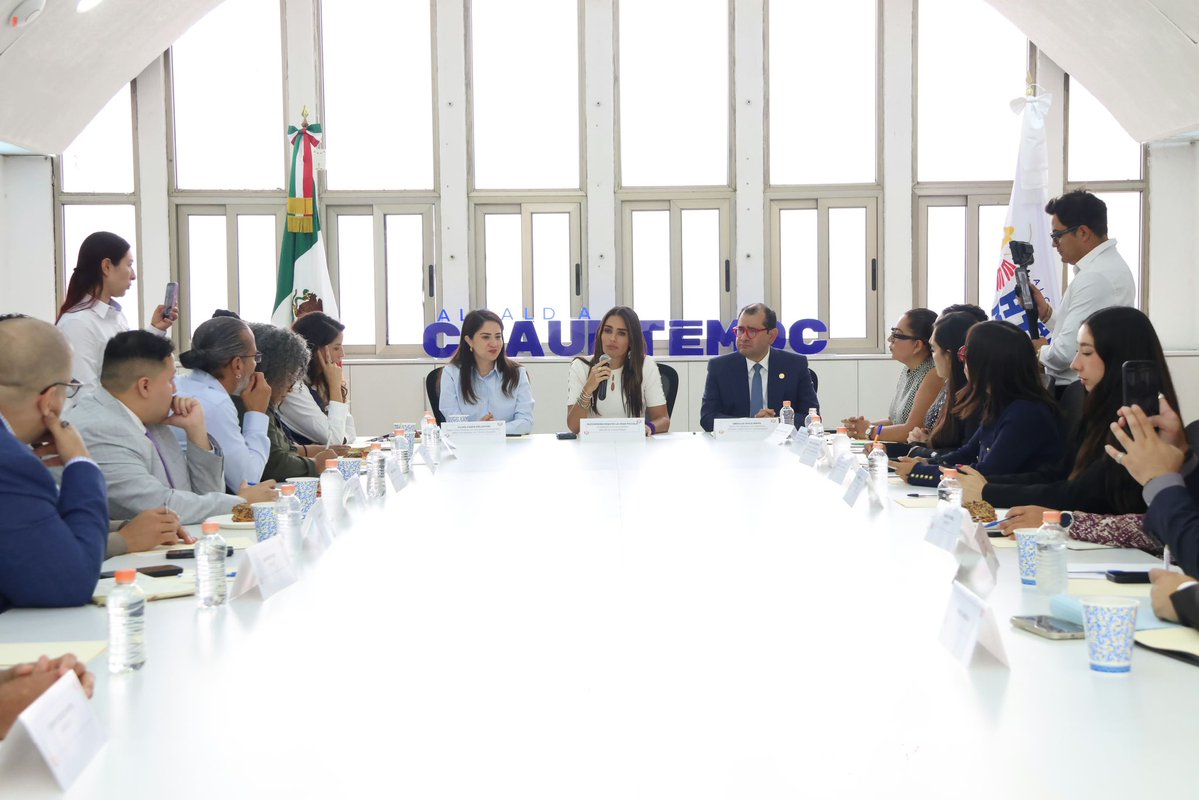 AlessandraRdlv's tweet photo. Hoy recibimos en el corazón de México a legisladores, senadores y congresistas de Nueva York.

Compartimos experiencias y una visión común: fortalecer el Estado de Derecho, construir ciudades que pongan a las personas al centro, garantizar todos los derechos para todas las personas y avanzar hacia modelos cada vez más eficaces para proteger la vida y la libertad de las mujeres.

Porque cuando las ciudades comparten lo que funciona, las buenas ideas cruzan fronteras y se convierten en mejores soluciones.

Bienvenidas y bienvenidos a Cuauhtémoc, el corazón de México. 🇲🇽🤝🇺🇸