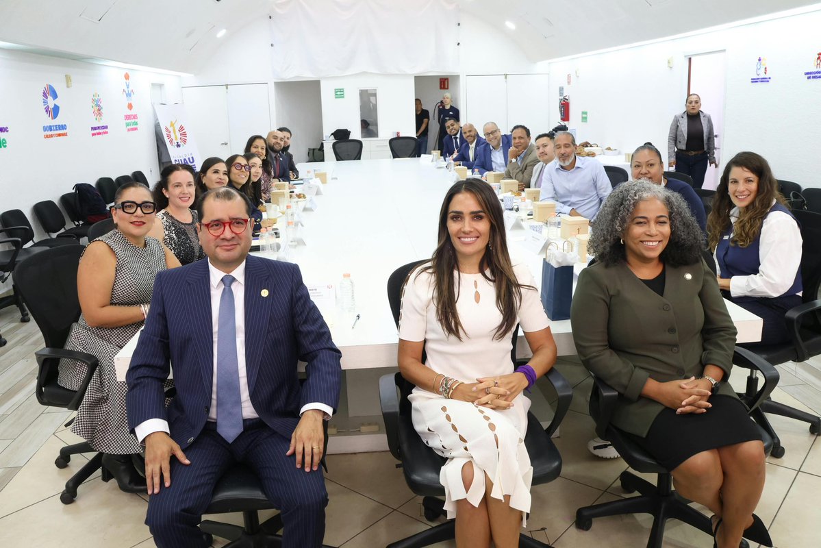 AlessandraRdlv's tweet photo. Hoy recibimos en el corazón de México a legisladores, senadores y congresistas de Nueva York.

Compartimos experiencias y una visión común: fortalecer el Estado de Derecho, construir ciudades que pongan a las personas al centro, garantizar todos los derechos para todas las personas y avanzar hacia modelos cada vez más eficaces para proteger la vida y la libertad de las mujeres.

Porque cuando las ciudades comparten lo que funciona, las buenas ideas cruzan fronteras y se convierten en mejores soluciones.

Bienvenidas y bienvenidos a Cuauhtémoc, el corazón de México. 🇲🇽🤝🇺🇸