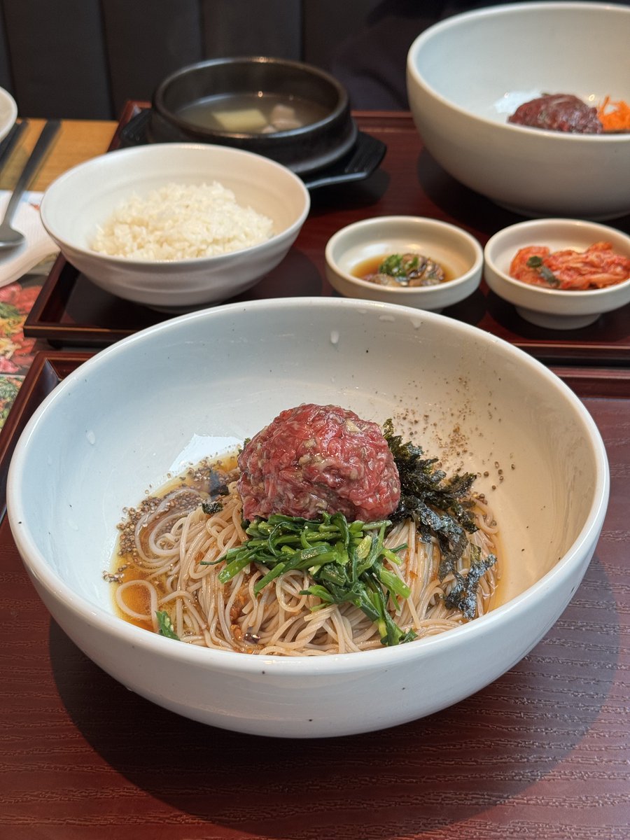 Kouhei50's tweet photo. 美味しいユッケを求めて江南のプアンユクビへ。ユッケビビンバ（1.3W）はコチュジャンを使っていなくあっさり。個人的にヒットしたのがユッケマッククス（1.6W）、とても美味しくて食べ終えるのが惜しいぐらい。ユッケハーフ（2.8W）は海苔巻きにしていただく。どれも美味しくて良かった

📍부안육비 https://t.co/nQYG0YKM5E