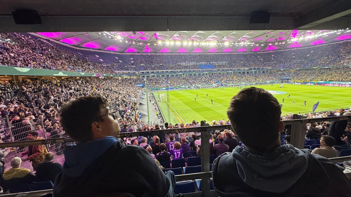 rollenderhsvfan's tweet photo. DFB-Pokal 1.Runde: Hamburg Eimsbütteler BC gegen Borussia Dortmund (0:5)
#hebc #bvb #dfbpokal #volksparkstadion #rollenderhsvfan https://t.co/DTLixius5S