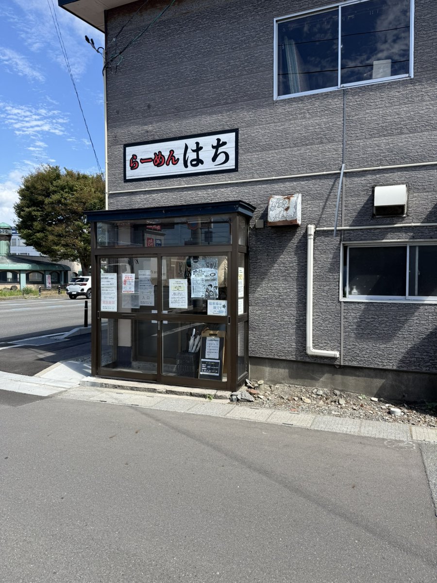 maruhannotencho's tweet photo. 全国転勤社員（店長）による美味しい飲食店屋さん開拓日記47

秋田県秋田市
「ラーメンはち」さん
味噌ラーメン

出張で秋田市へ🚗💨
マルハン茨島店の近くに美味しいラーメン屋さんがあると聞き、入店入店～！

店内は満席
そして漂ってくる、食欲を刺激するめちゃくちゃ良い香り🤤

味噌スープは濃厚なのに、どこかあっさり。
野菜の甘みと深いコクが感じ���れて、これが絶品

ランチタイムのみの営業ですが、並んででも食べる価値あり！

味噌ラーメン好きにはたまらない一杯でした

出張先でも美味しいラーメンに出会える。
全国転勤の役得ですな
いや、出張だから転勤関係ないな