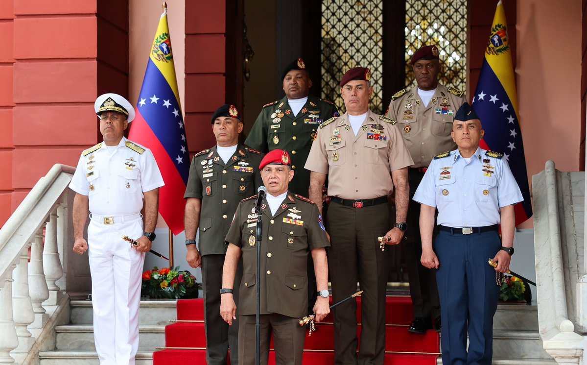 madeleintlSUR's tweet photo. Tras la reunión con la presidenta de Venezuela, Delcy Rodríguez en el Palacio de Miraflores, el Alto Mando Militar de la FANB sentó postura de manera contundente sobre los nuevos acuerdos energéticos y económicos alcanzados entre Venezuela y EE. UU.

El ministro de la Defensa, GJ. Gustavo González López, despejó cualquier matriz geopolítica sobre el alcance de estos consensos:

“Transformar una diferencia política en un acuerdo de cooperación económica es solamente una decisión de ir a la paz; no es una subordinación”.

La Fuerza Armada ratificó que el impulso de la inversión internacional en el sector petrolero busca impactar directamente en la economía nacional. En palabras del General en Jefe:

“Este acuerdo, en una sola palabra, es prosperidad y bienestar para el país”.