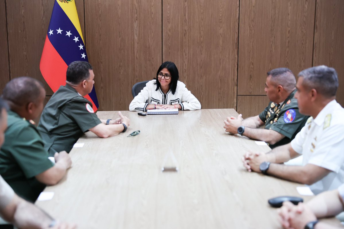 madeleintlSUR's tweet photo. Tras la reunión con la presidenta de Venezuela, Delcy Rodríguez en el Palacio de Miraflores, el Alto Mando Militar de la FANB sentó postura de manera contundente sobre los nuevos acuerdos energéticos y económicos alcanzados entre Venezuela y EE. UU.

El ministro de la Defensa, GJ. Gustavo González López, despejó cualquier matriz geopolítica sobre el alcance de estos consensos:

“Transformar una diferencia política en un acuerdo de cooperación económica es solamente una decisión de ir a la paz; no es una subordinación”.

La Fuerza Armada ratificó que el impulso de la inversión internacional en el sector petrolero busca impactar directamente en la economía nacional. En palabras del General en Jefe:

“Este acuerdo, en una sola palabra, es prosperidad y bienestar para el país”.