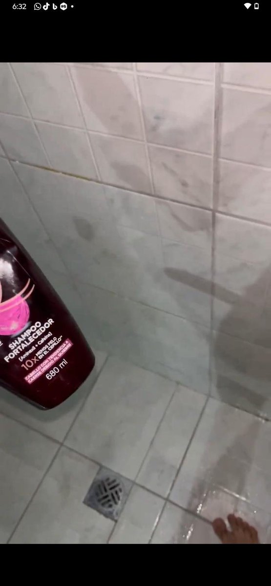ALEXISiuha's tweet photo. Ya no tengo shampoo 😂😂 https://t.co/w066eMy4on