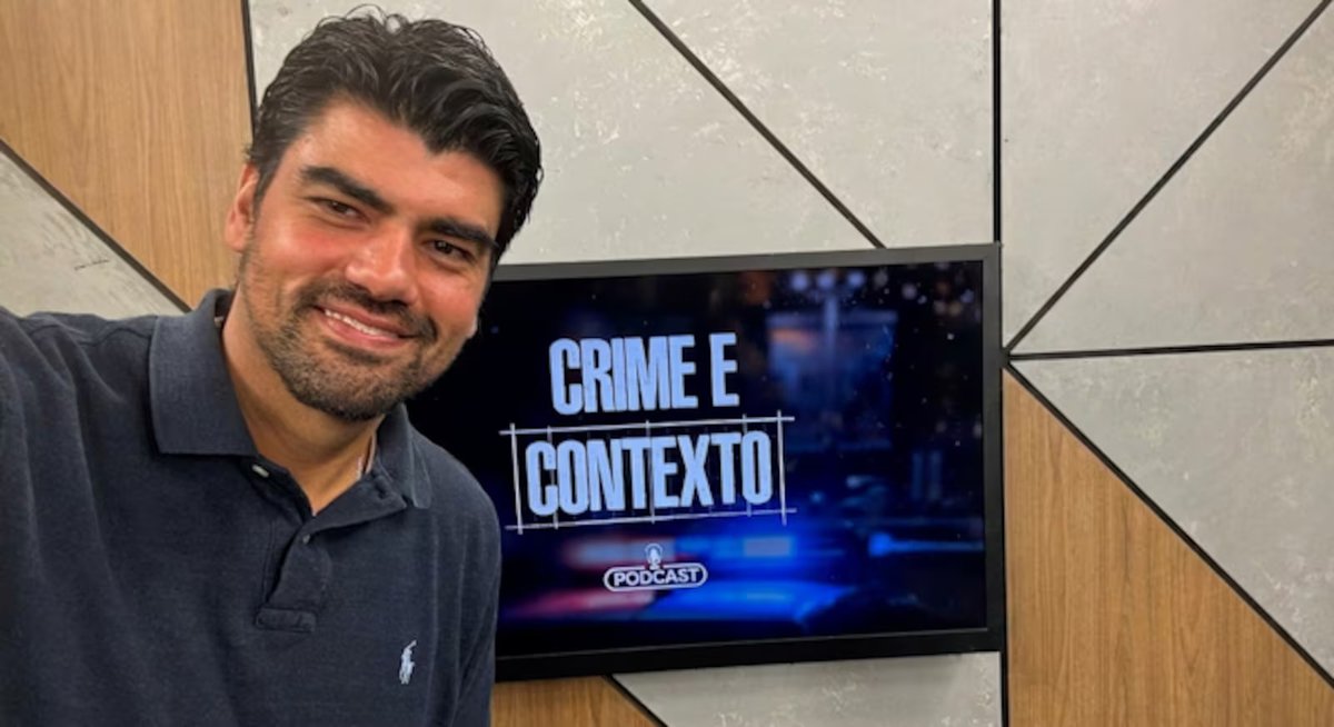 siga_record's tweet photo. Sob o comando do jornalista André Azeredo, o podcast Crime e Contexto estreia no https://t.co/O8aUaOrvFR, #RecordPlus e em outras plataformas de áudio nesta terça-feira (1º). Confira! https://t.co/nh6Oh4s4n5 https://t.co/Lb9hhPbVyj