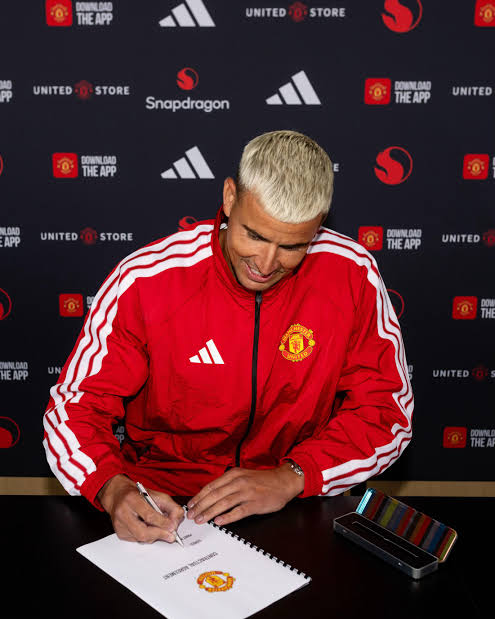 UtdDistrict's tweet photo. 🚨 | OFFICIAL: #mufc's transfer window is SHUT!

IN:

🇧🇷 Andrey Santos
🇧🇪 Youri Tielemans
🏴󠁧󠁢󠁷󠁬󠁳󠁿 Karl Darlow
🇨🇮 Carlos Baleba

OUT:

🇧🇷 Casemiro
🇳🇱 Tyrell Malacia
🏴󠁧󠁢󠁥󠁮󠁧󠁿 Jadon Sancho
🇩🇰 Rasmus Højlund
🇨🇿 Radek Vitek
🏴󠁧󠁢󠁥󠁮󠁧󠁿 Tyler Fredricson
🏴󠁧󠁢󠁥󠁮󠁧󠁿 Toby Collyer
🇹🇷 Altay Bayındır (loan)

Rate this /10. 👇