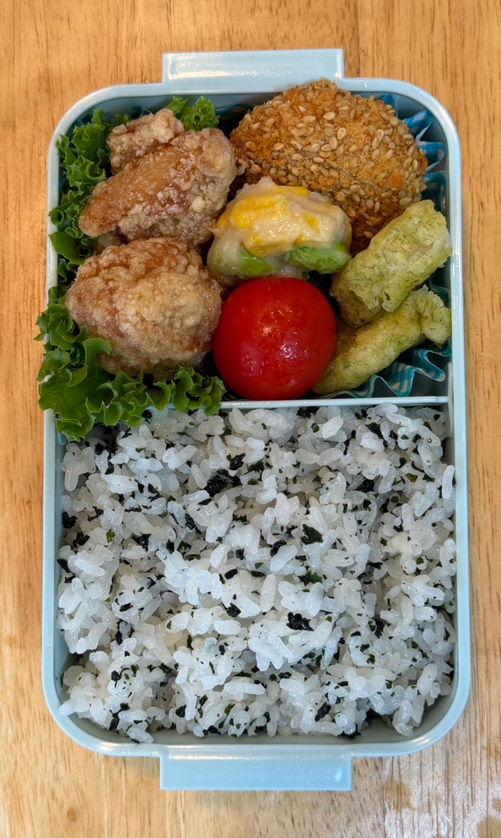 skydinner's tweet photo. 娘のお弁当作り403日。

朝晩少し過ごしやすくなりましたが、昼は暑い…週末から雨続き予報ですが今週末も試合応援📣曇りがいいなぁ☁️

今日の献立は、鶏の竜田揚げ・山芋磯辺揚げ・コロッケ・🫛🌽のつまみ揚げと🍅

#お弁当記録 
#お弁当
#弁当記録
#男の料理
#お弁当作り楽しもう部 https://t.co/v0mgfAaU9S