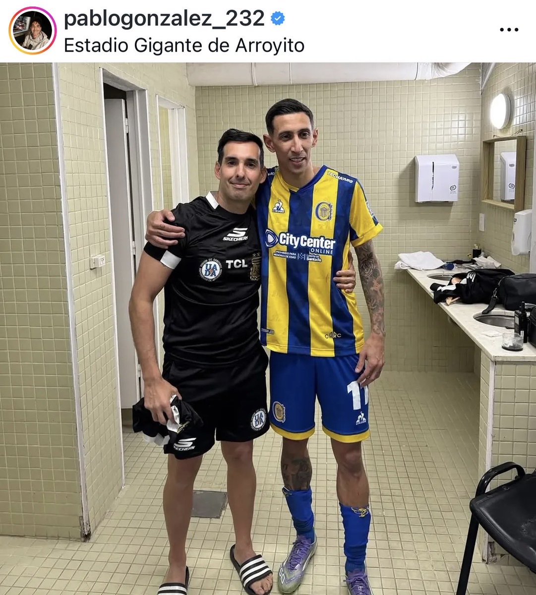 Cristoffede's tweet photo. Esperemos que Pablo González, fan de Fideo Di María, tenga un buen desempeño en el clásico rosarino del domingo como asistente 2. https://t.co/JnUM3KufDR