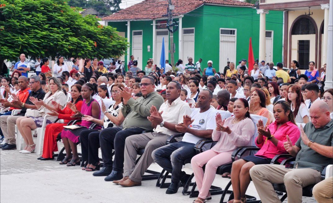 AlisAzahares's tweet photo. ¡Guantánamo despierta! Hoy nuestras aulas se llenan de risas y esperanza. El nuevo curso escolar comienza en la tierra más oriental de Cuba, donde cada niño y joven escribe su futuro con esfuerzo y orgullo. ¡Muy feliz regreso a clases! https://t.co/7dOm2TlH7P