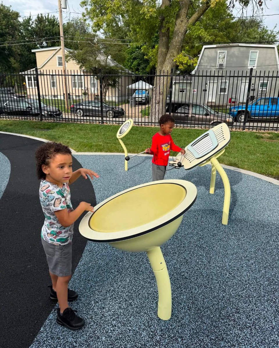 AN_ELC_CB's tweet photo. Mrs. Presser's classroom have been playing outside and working on sharing on the playground! 

#WeAreELC https://t.co/lzlUuNp0DT