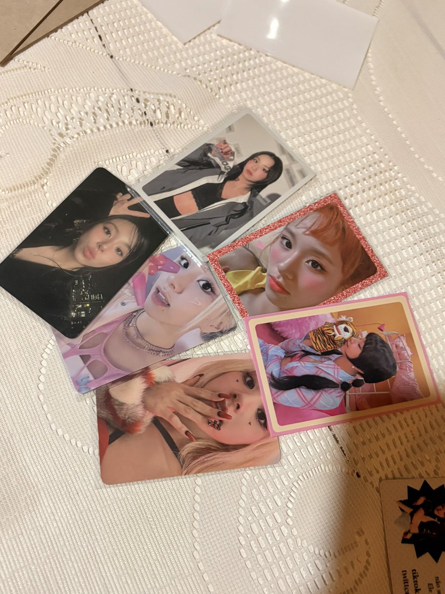 chaehycollect's tweet photo. feedback mega positivo para a @mimichaeng_star que me vendeu essas chaehys linderrimas! muito obrigada meu bem! https://t.co/1ykEnXQ8mN