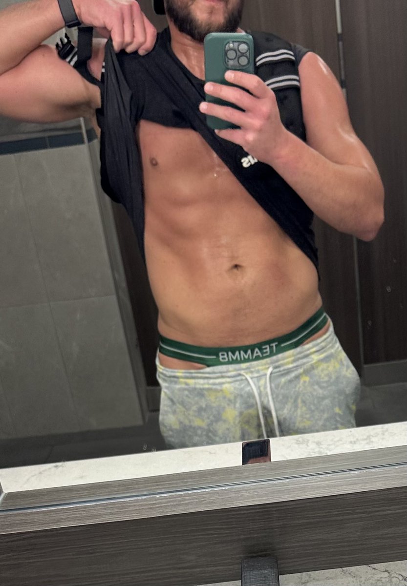 Sweaty_Canadian's tweet photo. Do I have your attention? 👀

#mlm #gay https://t.co/eCYmoDYYIy