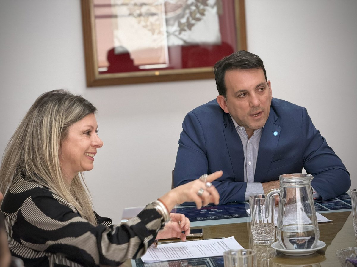 TadeoGZ's tweet photo. Recibimos a las rectoras de los IES para poner en marcha la nueva Certificación Pedagógica para profesionales y técnicos superiores.

​Con este trayecto de tres semestres en siete institutos de toda la provincia, les facilitamos el camino a especialistas en Matemática, Física, Química e Inglés para que obtengan su titulación y se sumen a dar clases en secundarias y superiores de Mendoza.

​Un trabajo articulado que fortalece el sistema educativo provincial 🤝