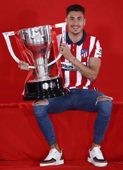 pascualruizar's tweet photo. 😕En lo personal, me duele la salida de Josema Giménez. Las lesiones no le dejaron ser todo lo que podría haber sido en el Atlético. Estaba llamado a ser capitán general y lograr unos números históricos. Ojalá tenga toda la suerte del mundo, porque lo merece.

COMANDANTE https://t.co/qa79UlmNUR