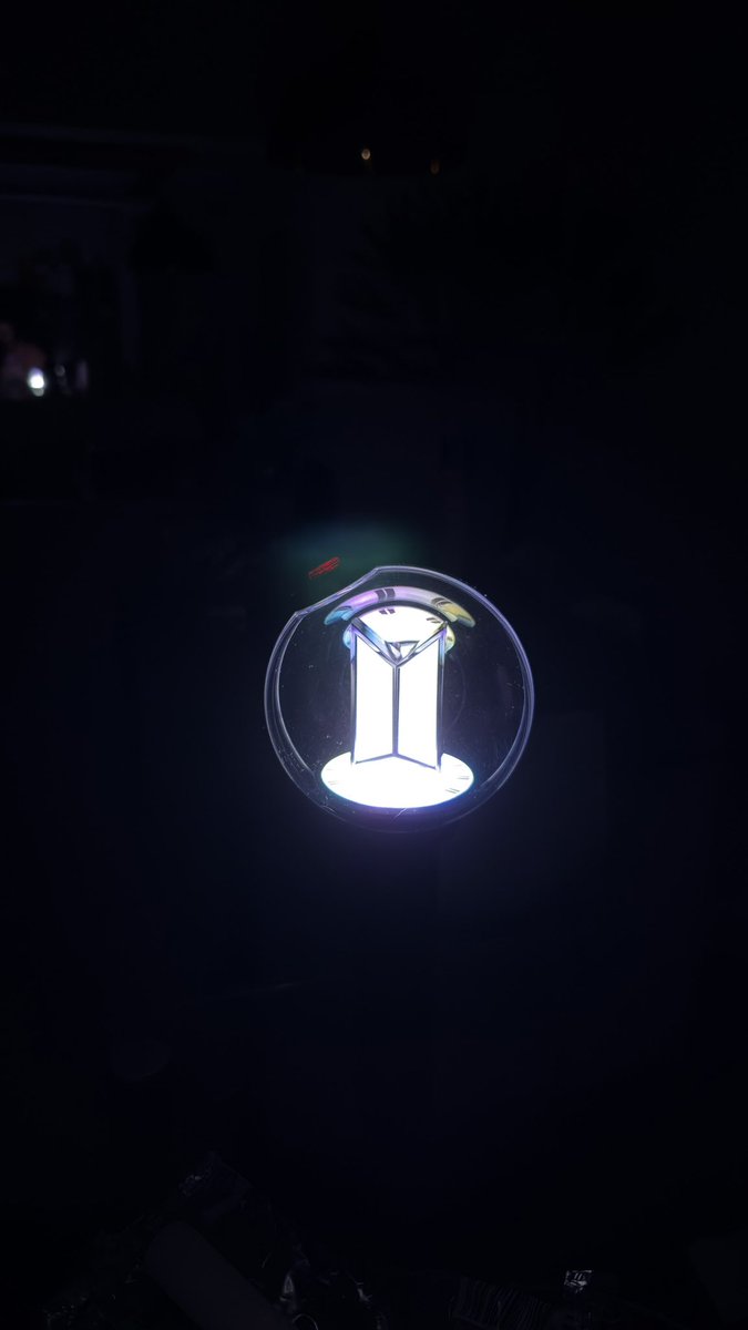 bzonha's tweet photo. Acabou a energia em casa, a nossa única fonte de luz é minha army bomb KKKKKKKKKK

OBRIGADA BTS!!!!! https://t.co/C0L9dpikJS