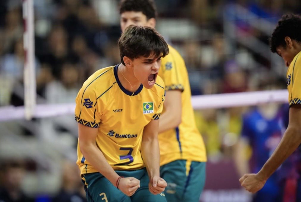 volleytoday's tweet photo. 🇧🇷 O levantador Pedro Berlitz (1.86m) recém medalhista de bronze no Mundial Sub-17 2026, foi CONVOCADO para o Campeonato Sul-americano Sub-19 e já se apresenta nesse sábado (05/07) para integrar à seleção nacional.

📸 @volleyballworld https://t.co/4pTSKEwAI9