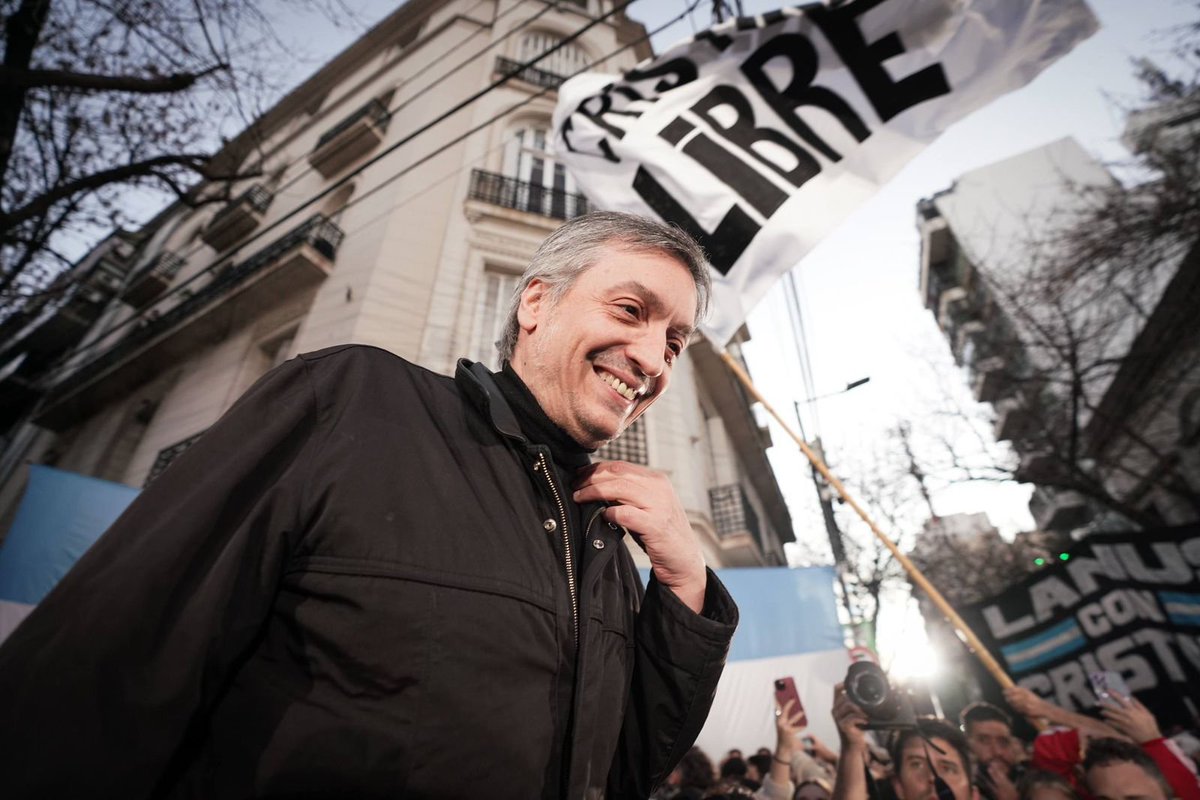 MaximoKFan's tweet photo. "En nombre de mi hermana, mío y de mi padre, Néstor Kirchner, quiero agradecerles el acompañamiento a Cristina".

CRISTINA ES INOCENTE. DEBE ESTAR LIBRE Y LA QUEREMOS PRESIDENTA https://t.co/kZmeBzjp0f