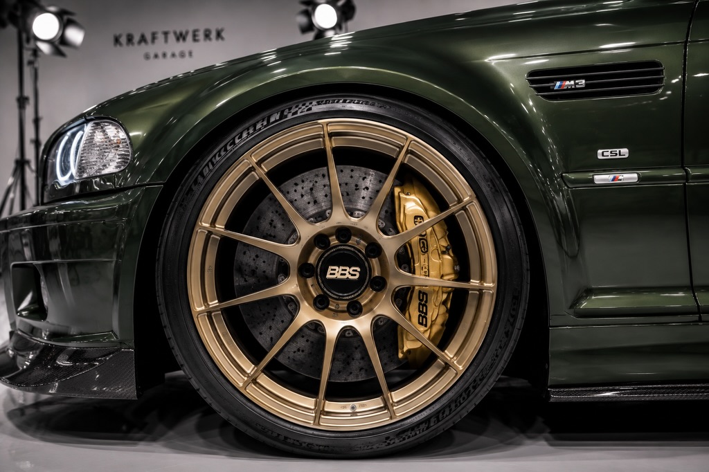 ApexDistrictX's tweet photo. What if Kraftwerk Garage made the BMW e46  M3 CSL touring Heritage pack in Oxford green with full carbon trim , carbon ceramics and a roof box to match 
Would you daily this ? https://t.co/sshVDFOrF7