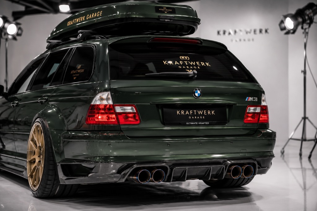 ApexDistrictX's tweet photo. What if Kraftwerk Garage made the BMW e46  M3 CSL touring Heritage pack in Oxford green with full carbon trim , carbon ceramics and a roof box to match 
Would you daily this ? https://t.co/sshVDFOrF7
