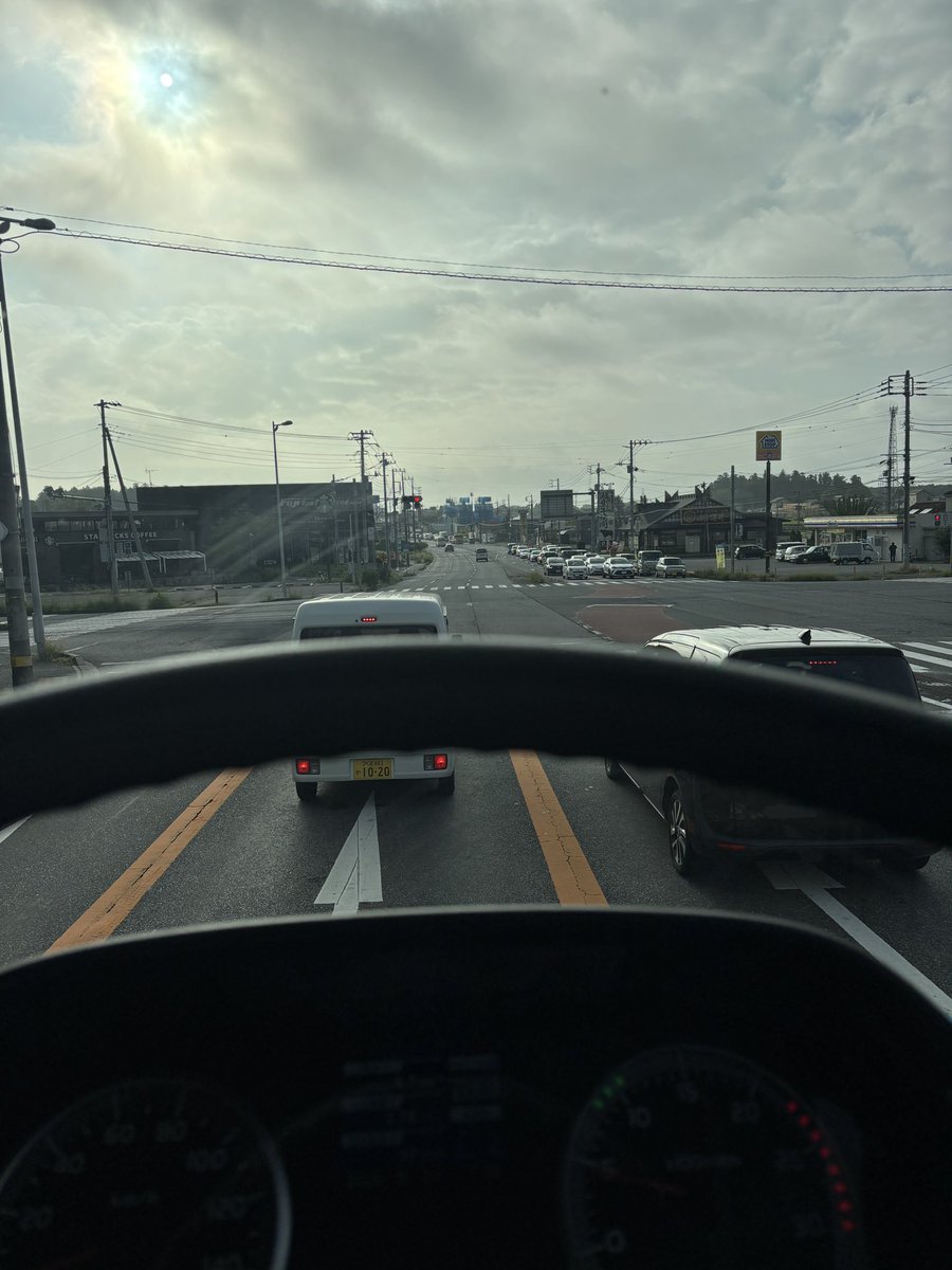nainaialto's tweet photo. 今日は積み地からの連絡でいつもより遅めに来てとの事。
軽くキャビン洗って、雨の中走ることになるからフロントにしっかり撥水剤塗って。。それでも時間あるからベタで高萩に出発🙄 https://t.co/MYWX8R7R7A