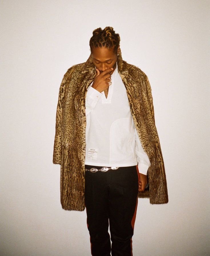 b4yzzza's tweet photo. Future shooting his HNDRXX 
album cover (2017) https://t.co/OkSiraBvSU
